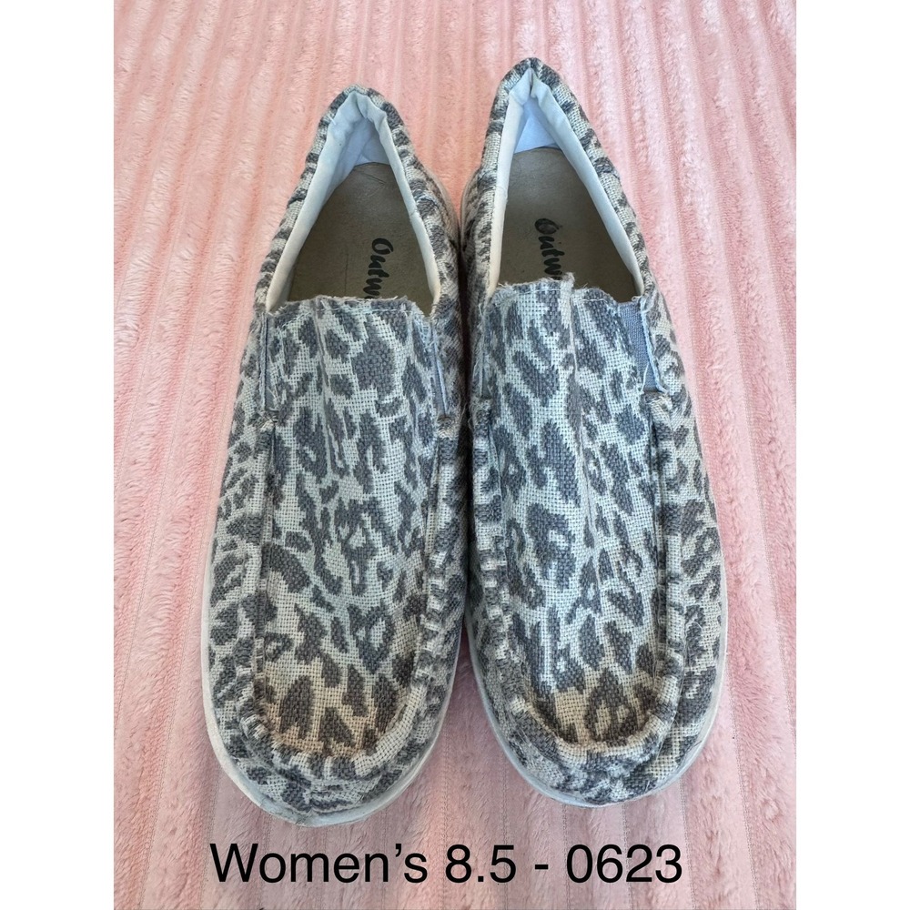 Outwoods Womens Leopard Print Canvas Loafers Grey White Slip On Flats Size 8.5